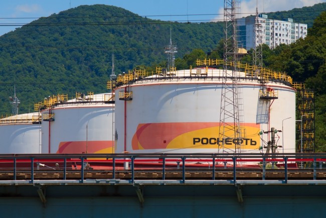 Warum hat Trump gerade Russlands größte Ölgiganten sanktioniert, und wie könnte sich das auf den Krieg in der Ukraine auswirken?