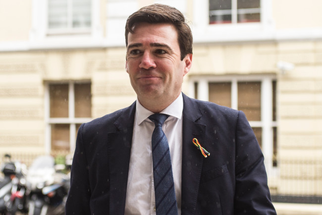 Andy Burnham erzielt einen dominanten Sieg bei der Nachwahl in Makerfield, während er seine Kampagne weiterentwickelt, um Keir Starmers Labour-Führung herauszufordern