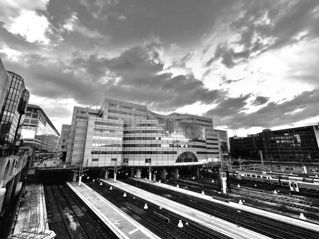 Pariser Bahnhof abgeriegelt, nachdem Polizei einen Messermann festgenommen hat, der 