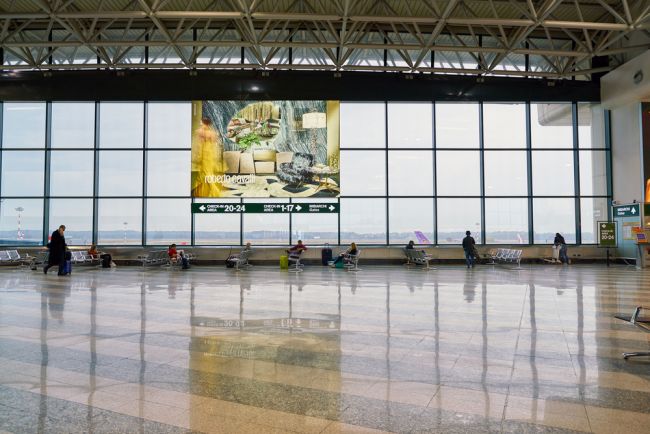 Chaos am Mailänder Flughafen: Hammer schwingender Passagier entzündet Feuer und zertrümmert Bildschirme
