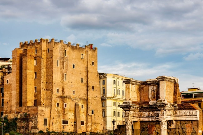 Arbeiter stirbt, nachdem er unter eingestürztem mittelalterlichen Turm in der Nähe des Kolosseums in Rom eingeklemmt wurde