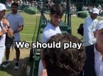 Der Moment in dem Carlos Alcaraz heute in Wimbledon Tom Holland traf: "Wir sollten spielen"... aber Golf spielen?