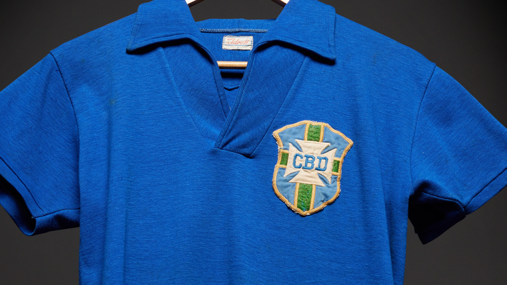 Pelés Fußballtrikot, das während des WM-Finales 1958 getragen wurde, wurde für fast 5 Millionen Dollar verkauft