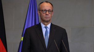 Kontroverse in Deutschland über die Regel, die Männer verpflichtet, längere Auslandsaufenthalte zu melden