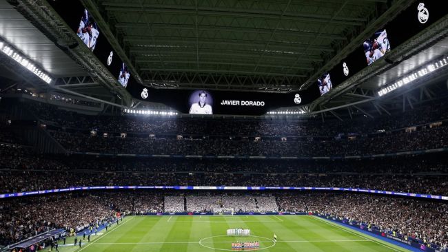 Real Madrid hielt eine Schweigeminute für Javier Dorado ab, den ehemaligen Spieler, der an Leukämie starb, aber Buhrufe waren zu hören