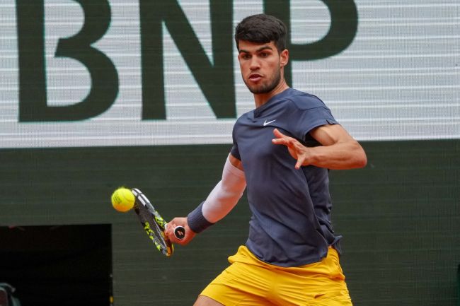 Carlos Alcaraz bittet um medizinische Auszeit, triumphiert aber bei seinem Debüt bei den Barcelona Open