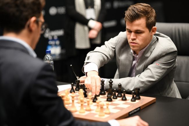 Magnus Carlsen verspricht, "engere Jeans" zu tragen, nachdem der Schachverband den Dresscode gelockert hat