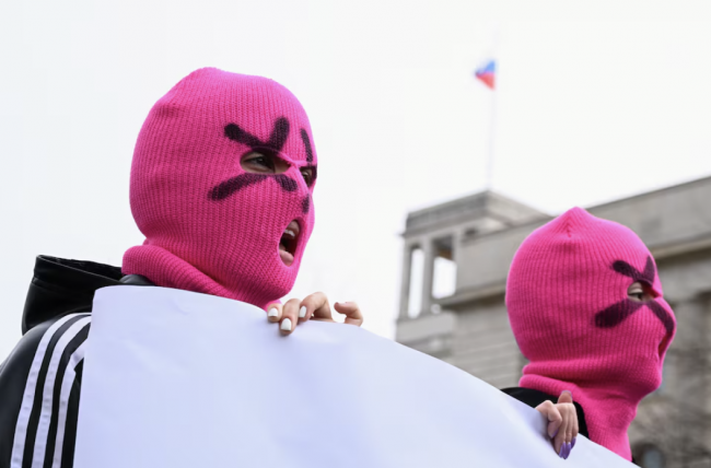 Was ist Russlands anti-kremlische Punkband "Pussy Riot"? Alles, was du wissen musst