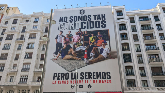 Gerard Piqué verspottet Álvaro Arbeloa mit einem viralen Banner im Zentrum von Madrid