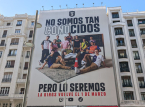 Gerard Piqu&eacute; verspottet &Aacute;lvaro Arbeloa mit einem viralen Banner im Zentrum von Madrid