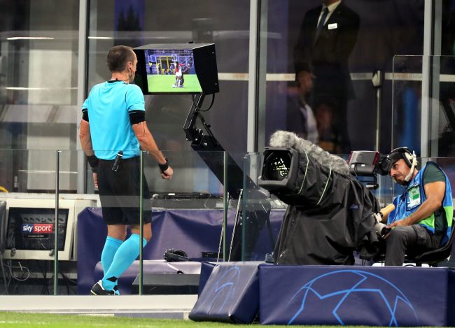 UEFA veröffentlichte eine Videobibliothek, um die korrekte Verwendung von VAR zu zeigen, in der Hoffnung, mehr Klarheit und Transparenz zu schaffen