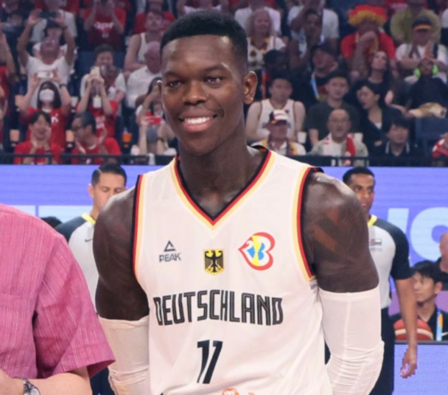 Deutscher Star Dennis Schröder prangert rassistische Beleidigungen während des EuroBasket-Spiels durch litauische Fans an
