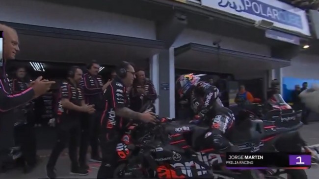 Der Moment, als Jorge Martín von Valencia GP aufsteigt, unter warmem Applaus von Aprilia