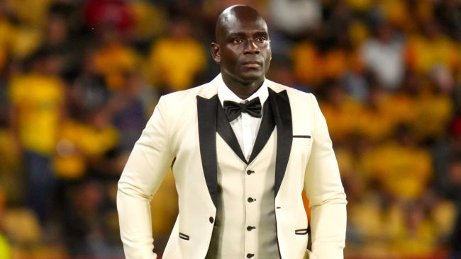 Der Trainer von Barcelona Sporting geht viral, nachdem er im Smoking zu einem Libertadores-Spiel erschien