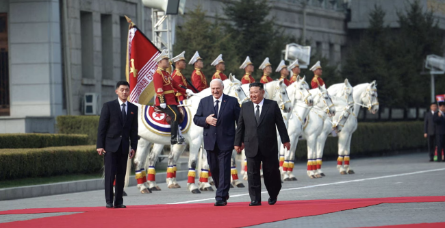Kim Jong Un begrüßt Lukaschenko