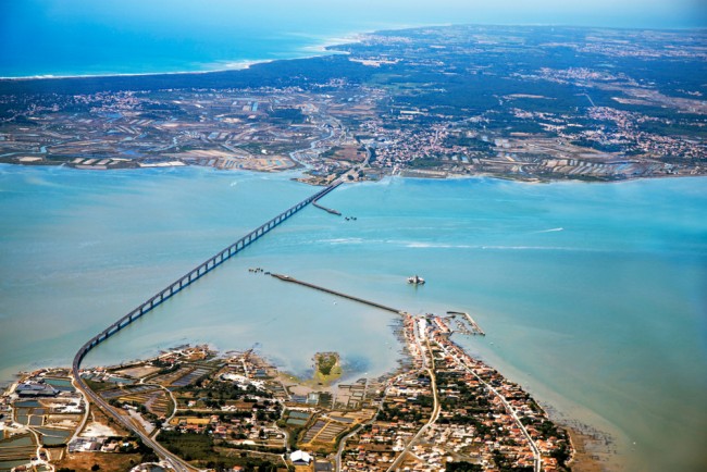 Autofahrer, der "Allahu Akbar" ruft, pflügt in Westfrankreich in Fußgänger