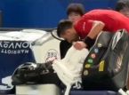 Novak Djokovic erbricht sich w&auml;hrend des Spiels unter brutalen Bedingungen in Shanghai