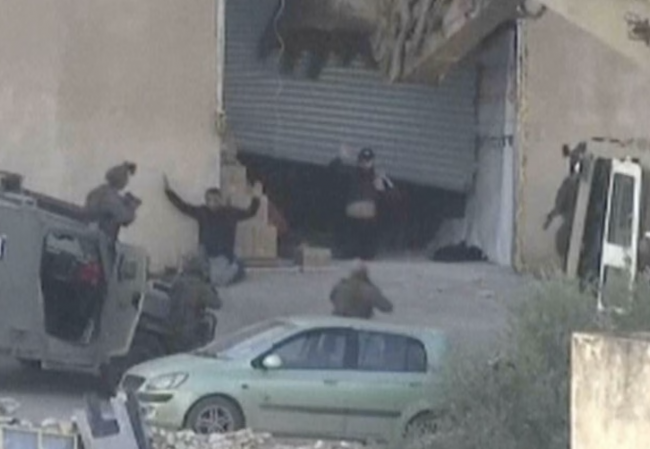 Video zeigt, wie israelische Streitkräfte kurz nach der Kapitulation auf Palästinenser schießen