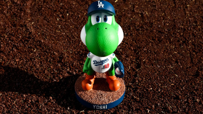 Los Angeles Dodgers verschenken Yoshi-Wackelköpfe mit einer Baseballkappe