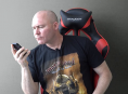 Witcher-Sprecher Doug Cockle fragt Siri, wie man am besten D&auml;monen killt