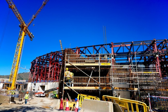 Die Polizei von Barcelona stoppt die Arbeiter des Camp Nou wegen ihrer Arbeit am Sonntag, während der Klub gegen die Uhr antritt