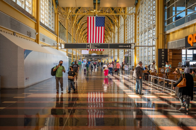 Mehr als 12.500 US-Flüge wurden unterbrochen, als Stürme große Flughäfen trafen