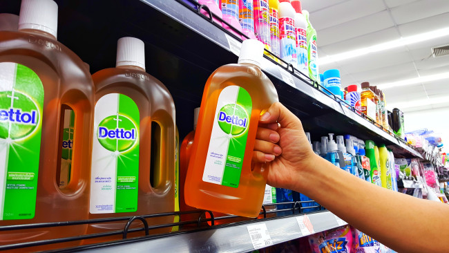 Dettol entschuldigt sich, als eine neue Anzeige wegen der Objektifizierung von Frauen aufgerufen wird