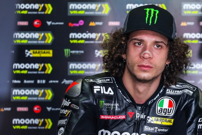 Marco Bezzecchi gibt Schuld am Sturz mit Marc Márquez zu und beschreibt die Schmerzen des Sturzes