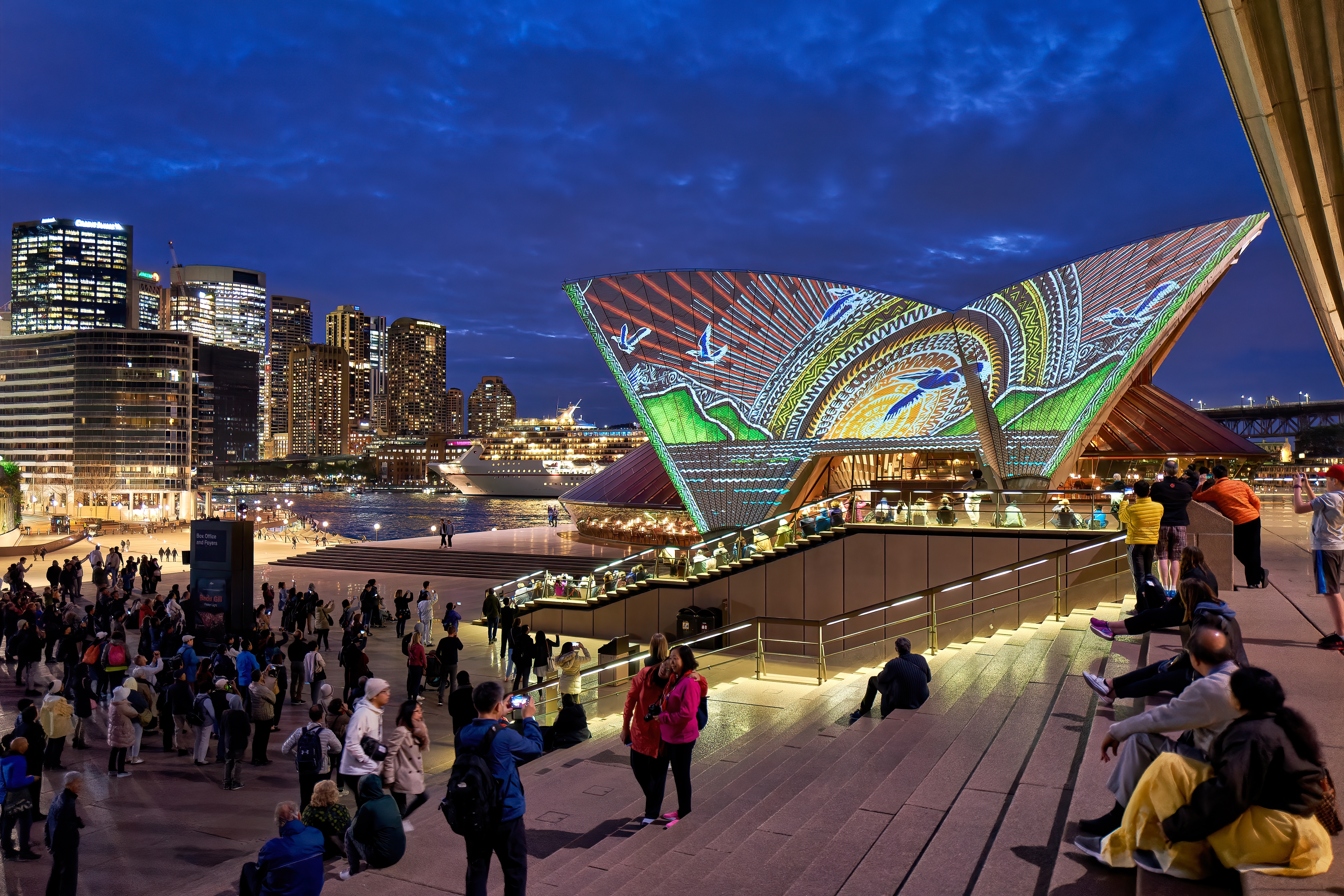 Fast 90 Drohnen stürzen nach einem Missgeschick einer Lichtshow in den Hafen von Sydney