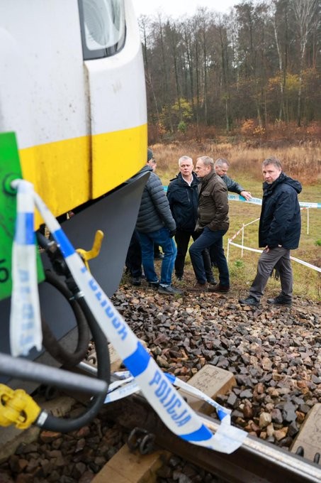 Zwei Männer, die vermutlich mit Russland zusammenarbeiten, wurden als Verdächtige polnischer Eisenbahnsabotageanschläge identifiziert