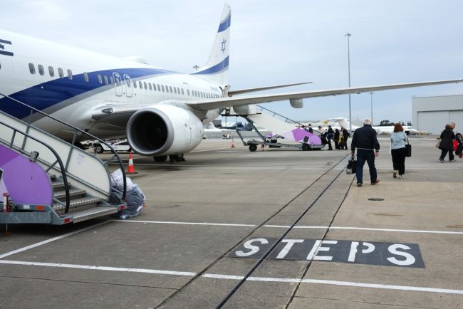 Großbritannien warnt nach israelischen Angriffen auf den Iran vor Reisen nach Israel