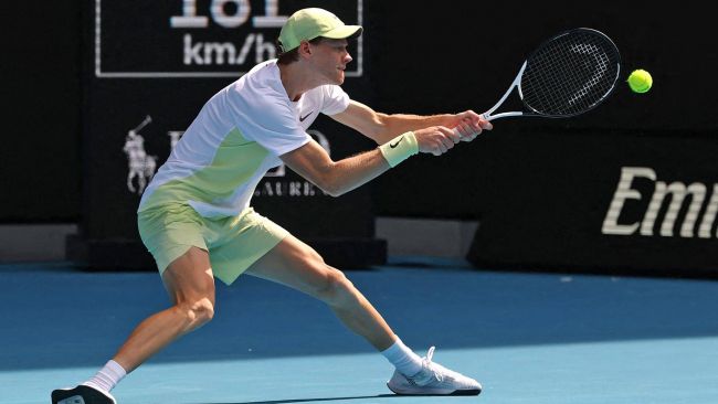Jannik Sinner leidet mehr als erwartet, setzt sich aber in seinem Debütmatch bei den Australian Open durch