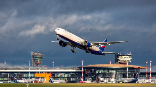 Russland schießt zwei Drohnen ab, die sich Moskau nähern, Flughäfen stoppen vorübergehend Flüge