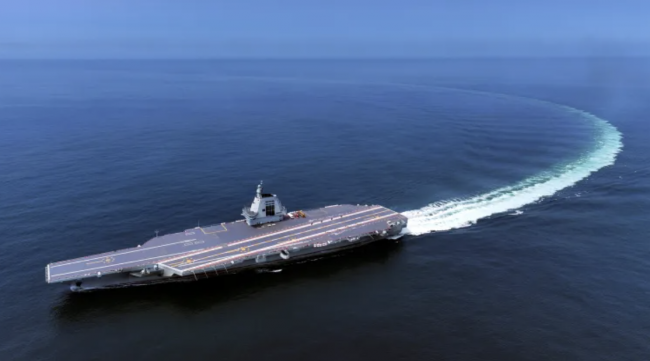 Die Fujian, Chinas dritter Flugzeugträger und bisher leistungsfähiger, ist gerade durch die Taiwanstraße gesegelt