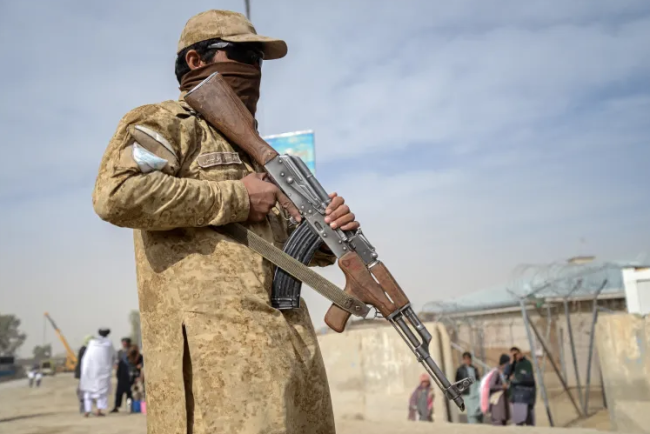 Pakistanische und afghanische Truppen geraten nach Tagen der Feindseligkeiten an der Grenze aufeinander.