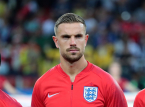 Der englische Mittelfeldspieler Jordan Henderson verletzt sich beim Sprung &uuml;ber ein Werbeschild w&auml;hrend der Feierlichkeiten das Handgelenk