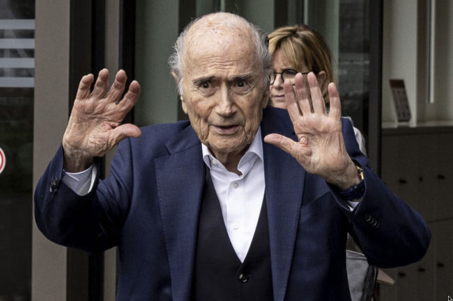 Sepp Blatter fordert Fußballfans auf, die Weltmeisterschaft in den Vereinigten Staaten auszulassen: "Haltet euch von den USA fern!"