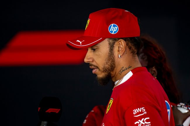Lewis Hamiltons Fehler lässt ihn beim Singapur GP mit Fernando Alonso die Plätze tauschen