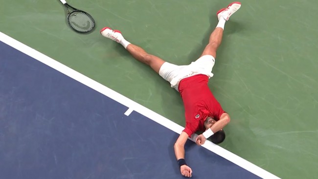 Novak Djokovic übersteht ein weiteres qualvolles Match und übertrifft einen von Federers Rekorden