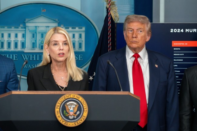 Der Generalstaatsanwalt der Vereinigten Staaten bestätigt, dass Maduro und seine Frau in New York strafrechtlich angeklagt werden