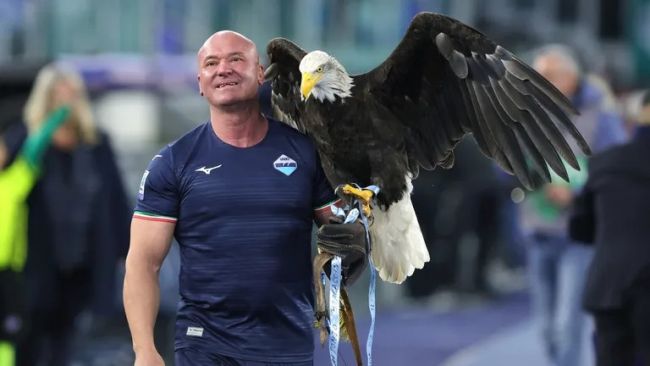 Lazio feuert Falkner, Betreuer ihres Adler-Maskottchens, der seine Penisprothese in den sozialen Medien zeigte