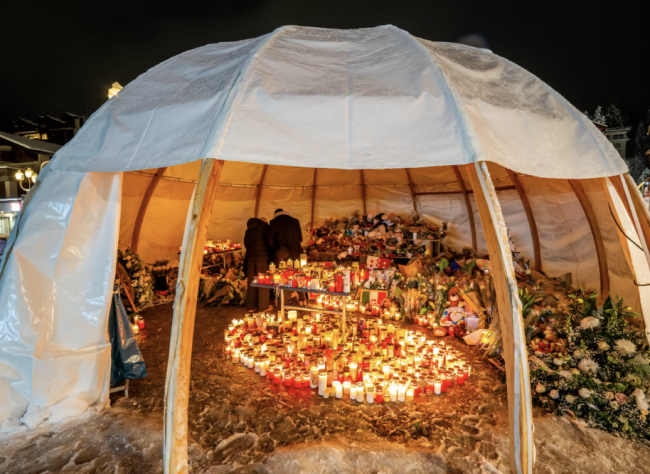 Gedenkstätte für Opfer des Schweizer Barbrandes gerät in Crans-Montana in Brand