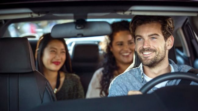 Der Chef von Uber möchte, dass du etwas länger wartest und stattdessen ein Elektroauto fährst