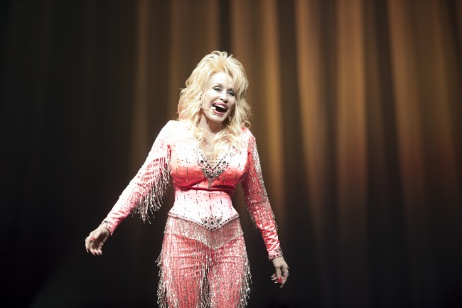 Dolly Partons Schwester beruhigt Fans, nachdem sie um Gebete für Country-Megastar gebeten hat