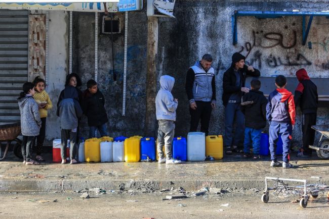 Israel gibt Fehlschuss die Schuld, nachdem eine Rakete Kinder beim Wasserholen im Gazastreifen getötet hat