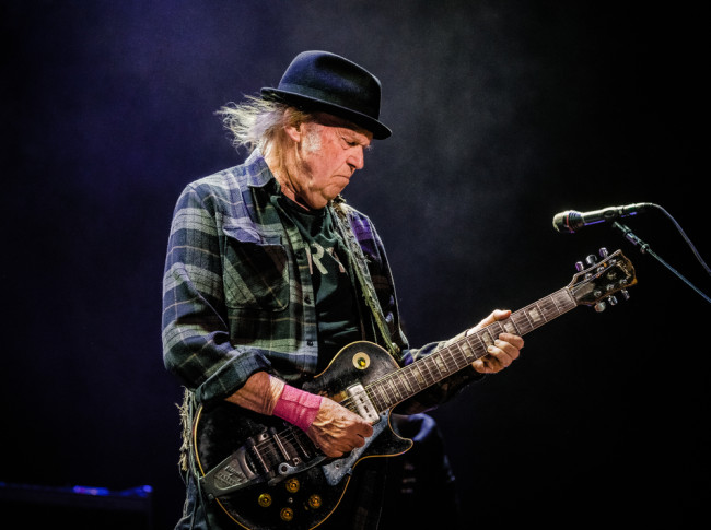Neil Young schenkt Grönland Zugang zu seiner Musik und holt den Katalog von Amazon statt Trump