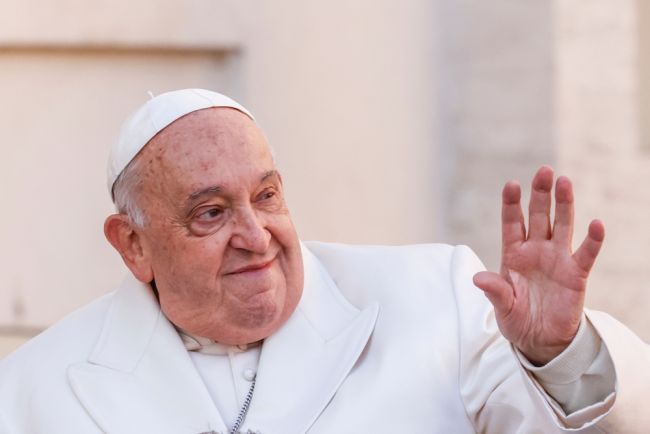 Der Leichnam von Papst Franziskus wird am Mittwoch in den Petersdom überführt, teilt der Vatikan mit