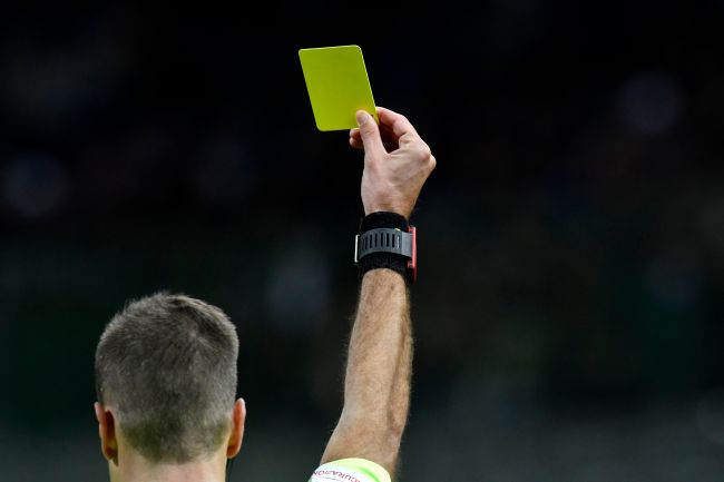 Sevilla-Spieler verhaftet, beschuldigt, gelbe Karten erzwungen zu haben, damit seine Freunde von der Wette profitieren konnten