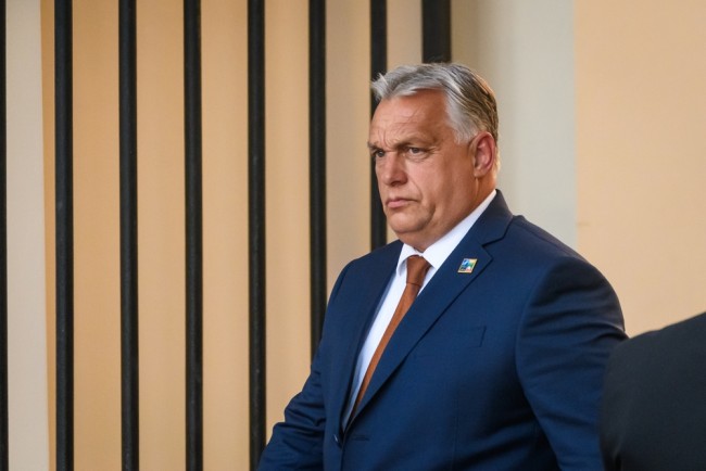 Die globale extreme Rechte schließt sich vor der Wahl in Ungarn hinter Orbán.