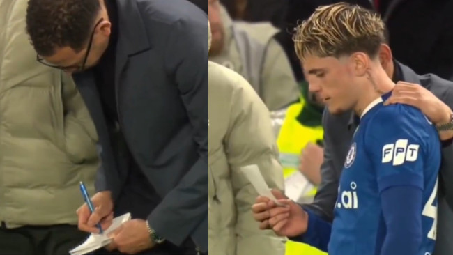 Chelsea-Trainer Liam Rosenior wurde dafür verspottet, dass er eine taktische Notiz geschrieben hatte, als er in der 82. Minute mit 2:8 zurücklag